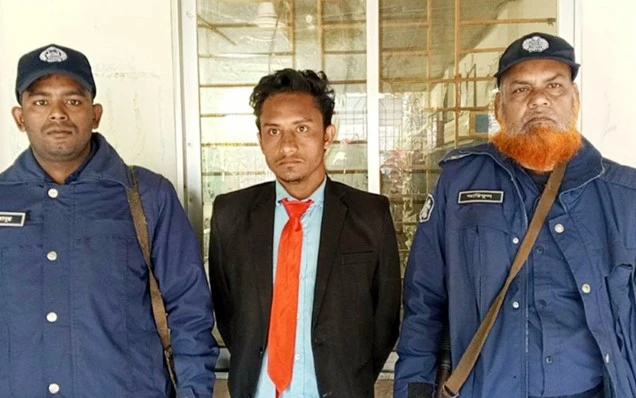 ট্রেনের ১৬ টিকিট নিয়ে পুলিশের হাতে ধরা পড়লেন স্টুয়ার্ড